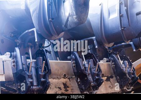 Meccanismi di sollevamento sui motori fuoribordo a poppa dell'imbarcazione. Ascensore sullo specchio di poppa sui motori fuoribordo di una barca a motore. Foto Stock