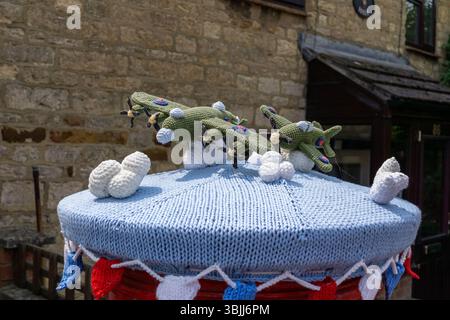 Copriscatole in maglia con aerei Spitfire per commemorare il VE Day, Hackleton, Northamptonshire, Regno Unito Foto Stock