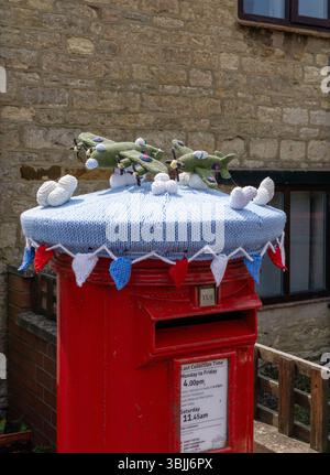 Copriscatole in maglia con aerei Spitfire per commemorare il VE Day, Hackleton, Northamptonshire, Regno Unito Foto Stock