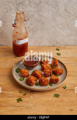 Tofu Nuggets con salsa al peperoncino dolce Foto Stock