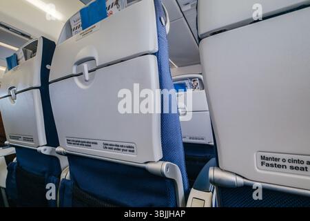 Posti vuoti della cabina dell'aereo dal punto di vista dei passeggeri, pronti per il volo. Commercial Aviation, Air Travel Interior, Blue and Grey Design, Modern Aircra Foto Stock