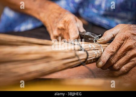 Legare saldamente la scopa con precisione artigianale Foto Stock