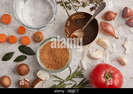 Polvere di jus: Salsa ricca in un piccolo vaso di vetro Foto Stock