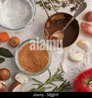 Polvere di jus: Salsa ricca in un piccolo vaso di vetro Foto Stock
