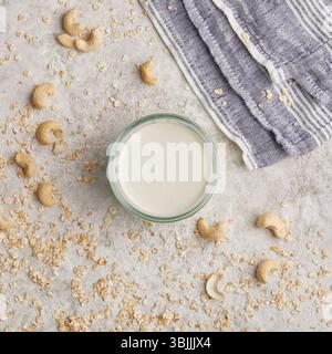 Crema anacardi avena in un vaso di vetro Foto Stock