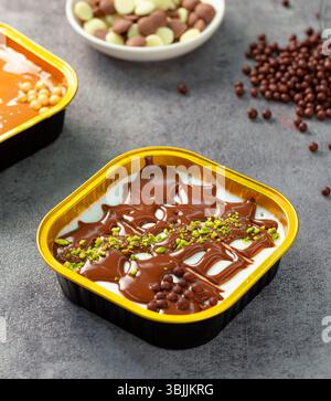 Mousse al cioccolato di prima qualità, dessert freddo servito in un bicchiere. Foto Stock