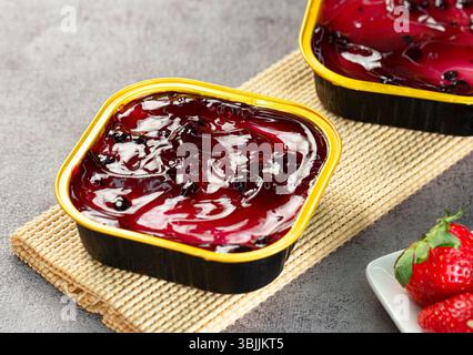 Mousse di cheesecake ghiacciata, cremosa e fruttata. Foto Stock