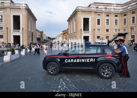 Carabinieri in Piazza San Pietro Roma, Italia Foto Stock