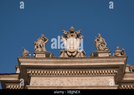 Stemma di Papa Alessandro VII, Piazza San Pietro, Roma, Italia Foto Stock