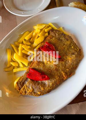 Cachopo asturiano, tradizionale bistecca impanata. Asturie, Spagna. Foto Stock