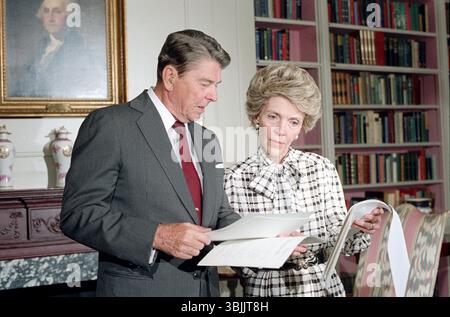 Il presidente Ronald Reagan e Nancy Reagan nella Biblioteca mentre lavoravano al loro prossimo discorso congiunto alla Nation on Drugs, 1986 Foto Stock