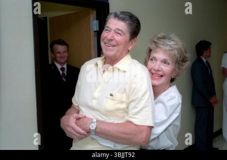 Il presidente Ronald Reagan e Nancy Reagan insieme al Bethesda Naval Hospital nel 1985 Foto Stock