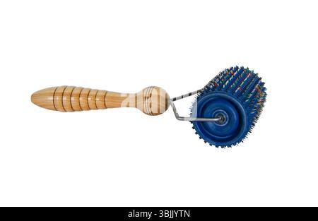 Massaggiatore a rullo con aghi metallici isolati su sfondo bianco. Applicatore medico con microneedle per migliorare la circolazione sanguigna. Rullo massaggiatore Foto Stock