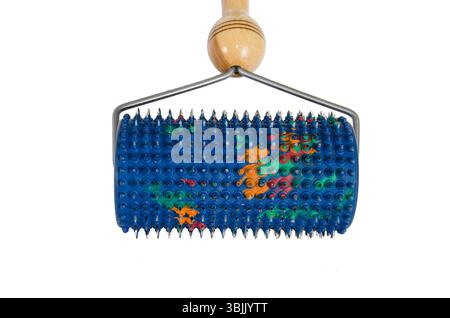Massaggiatore a rullo con aghi metallici isolati su sfondo bianco. Applicatore medico con microneedle per migliorare la circolazione sanguigna. Rullo massaggiatore Foto Stock