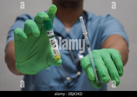 Testo vaccino HIB di è scritto su una bottiglia con sfondo di un medico con una siringa in una maschera di guanti medici. Concetto medico Foto Stock