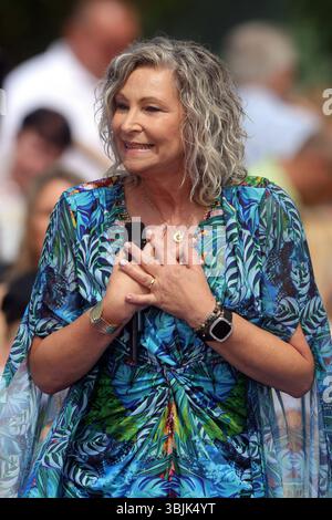 Claudia Jung Immer wieder sonntags 2025-01 Deutsche Schlagersängerin Claudia Jung. ARD-Unterhaltungsshow Immer wieder sonntag. TV-Aufzeichnung und Live-Übertragung vom 15.06.2025 aus dem Wasserpark Rulantica, Rust. Baden-Württemberg, Germania. *** Claudia Jung Immer wieder sonntags 2025 01 la cantante pop tedesca Claudia Jung ARD spettacolo Immer wieder sonntags registrazione TV e trasmissione in diretta dal 15 06 2025 dal parco acquatico Rulantica, Rust Baden Württemberg, Germania Foto Stock