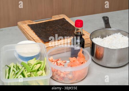 Ingredienti essenziali necessari per preparare deliziosi sushi al riso casalingo, verdure fresche e molto altro Foto Stock