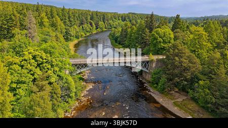 Carron Bridge River Spey Carron Moray Scozia, un ciclista solitario che attraversa il ponte Foto Stock