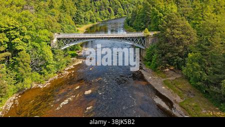 Carron Bridge River Spey Carron Moray Scotland la campata principale è un arco segmentale largo 45 metri (150 piedi) sostenuto da tre nervature in ghisa Foto Stock