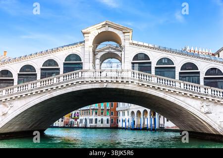 Vista dell'incredibile Ponte di Rialto a Venezia, Italia. Primo piano del Ponte di Rialto sul Canal grande a Venezia, Italia, Europa. Foto Stock