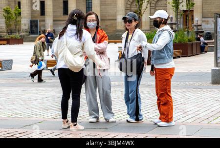 Dundee, Tayside, Scozia, Regno Unito. 16 giugno 2025. Meteo nel Regno Unito: Alcuni turisti e gente del posto trascorrono la giornata a fare shopping in primavera nel centro di Dundee, che a volte può essere umido ma che ha occasionalmente una fresca brezza. Crediti: Dundee Photographics/Alamy Live News Foto Stock
