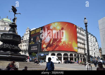 Londra, Regno Unito. 16 giugno 2025. Lo schermo Piccadilly Lights di Piccadilly Circus mostra Slash sul palco nelle riprese promozionali per il prossimo concerto dei Guns N' Roses al Wembley Stadium, parte del loro tour "Because What You Want and What You Get Are Two Not Different Things". Crediti: Vuk Valcic/Alamy Live News Foto Stock