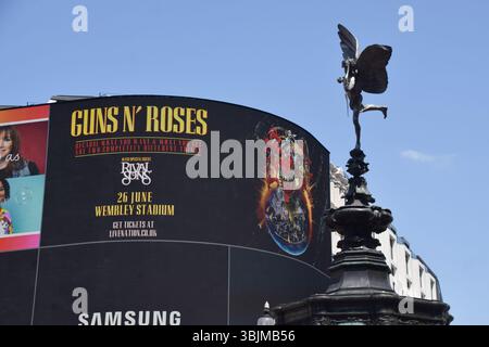 Londra, Regno Unito. 16 giugno 2025. Lo schermo Piccadilly Lights di Piccadilly Circus mostra un annuncio per il prossimo concerto dei Guns N' Roses allo stadio di Wembley, parte del loro tour "Perch What You Want and What You Get sono due cose completamente diverse". Crediti: Vuk Valcic/Alamy Live News Foto Stock