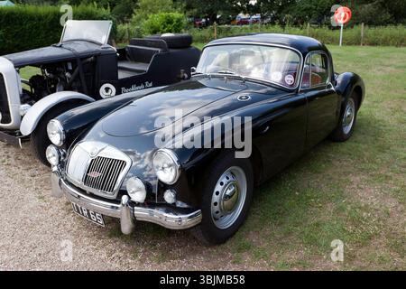 Vista frontale di tre quarti di a Black, 1957, MGA, in mostra al Brooklands Revived Festival of Motorsport Weekend, Foto Stock