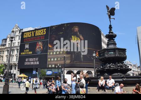 Londra, Regno Unito. 16 giugno 2025. Lo schermo Piccadilly Lights di Piccadilly Circus mostra Axl Rose sul palco nel filmato promozionale per il prossimo concerto dei Guns N' Roses al Wembley Stadium, parte del loro tour "Because What You Want and What You Get Are Two Not Things" (perché quello che vuoi e quello che ottieni sono due cose completamente diverse). Crediti: Vuk Valcic/Alamy Live News Foto Stock