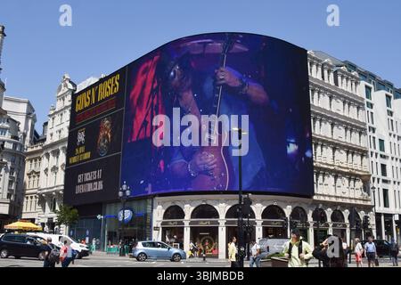 Londra, Regno Unito. 16 giugno 2025. Lo schermo Piccadilly Lights di Piccadilly Circus mostra Slash sul palco nelle riprese promozionali per il prossimo concerto dei Guns N' Roses al Wembley Stadium, parte del loro tour "Because What You Want and What You Get Are Two Not Different Things". Crediti: Vuk Valcic/Alamy Live News Foto Stock