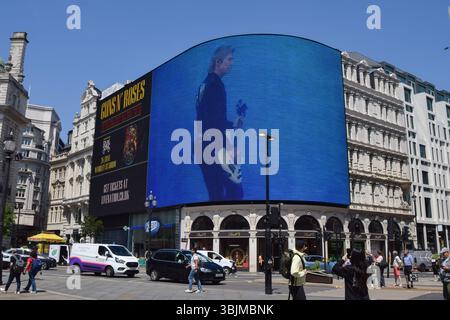 Londra, Regno Unito. 16 giugno 2025. Lo schermo Piccadilly Lights di Piccadilly Circus mostra Duff McKagan sul palco nel filmato promozionale per il prossimo concerto dei Guns N' Roses al Wembley Stadium, parte del loro tour "Because What You Want and What You Get Are Two Things completamente Different Things". Crediti: Vuk Valcic/Alamy Live News Foto Stock