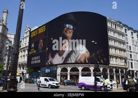Londra, Regno Unito. 16 giugno 2025. Lo schermo Piccadilly Lights di Piccadilly Circus mostra Slash sul palco nelle riprese promozionali per il prossimo concerto dei Guns N' Roses al Wembley Stadium, parte del loro tour "Because What You Want and What You Get Are Two Not Different Things". Crediti: Vuk Valcic/Alamy Live News Foto Stock