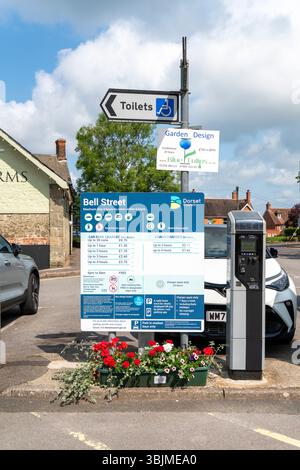 Parcheggio pubblico elenco dei prezzi e macchina a pagamento Foto Stock