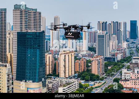 (250616) -- WUHAN, 16 giugno 2025 (Xinhua) -- una foto di un drone aereo scattata il 16 giugno 2025 mostra un drone logistico che vola a Wuhan, nella provincia di Hubei della Cina centrale. Dieci nuove rotte di droni che collegano Wuchang, Hankou e Hanyang a Wuhan sono state ufficialmente messe in funzione lunedì. Il servizio di volo a bassa quota è costituito da una piattaforma di dispatching digitale in tempo reale, 2 centri di comando intelligenti, 10 rotte a bassa quota e 22 grembiuli intelligenti. Facilita la consegna di merci come frutti di mare, fiori freschi e medicinali. (Xinhua/Wu Zhizun) Foto Stock