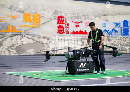 (250616) -- WUHAN, 16 giugno 2025 (Xinhua) -- Un membro del personale controlla le condizioni di un drone presso l'aeroporto di Hanshang a bassa quota a Wuhan, nella provincia di Hubei, nella Cina centrale, 16 giugno 2025. Dieci nuove rotte di droni che collegano Wuchang, Hankou e Hanyang a Wuhan sono state ufficialmente messe in funzione lunedì. Il servizio di volo a bassa quota è costituito da una piattaforma di dispatching digitale in tempo reale, 2 centri di comando intelligenti, 10 rotte a bassa quota e 22 grembiuli intelligenti. Facilita la consegna di merci come frutti di mare, fiori freschi e medicinali. (Xinhua/Wu Zhizun) Foto Stock