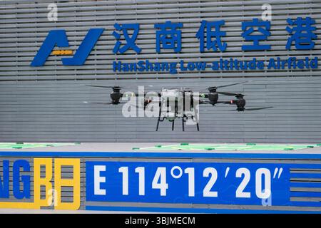 (250616) -- WUHAN, 16 giugno 2025 (Xinhua) -- Un drone decolla dall'aeroporto di Hanshang a bassa quota a Wuhan, nella provincia di Hubei della Cina centrale, 16 giugno 2025. Dieci nuove rotte di droni che collegano Wuchang, Hankou e Hanyang a Wuhan sono state ufficialmente messe in funzione lunedì. Il servizio di volo a bassa quota è costituito da una piattaforma di dispatching digitale in tempo reale, 2 centri di comando intelligenti, 10 rotte a bassa quota e 22 grembiuli intelligenti. Facilita la consegna di merci come frutti di mare, fiori freschi e medicinali. (Xinhua/Wu Zhizun) Foto Stock