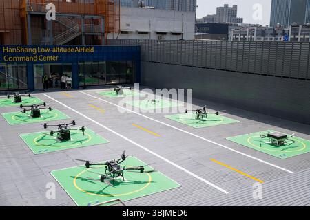 (250616) -- WUHAN, 16 giugno 2025 (Xinhua) -- questa foto scattata il 16 giugno 2025 mostra l'aeroporto di Hanshang a bassa quota a Wuhan, nella provincia di Hubei della Cina centrale. Dieci nuove rotte di droni che collegano Wuchang, Hankou e Hanyang a Wuhan sono state ufficialmente messe in funzione lunedì. Il servizio di volo a bassa quota è costituito da una piattaforma di dispatching digitale in tempo reale, 2 centri di comando intelligenti, 10 rotte a bassa quota e 22 grembiuli intelligenti. Facilita la consegna di merci come frutti di mare, fiori freschi e medicinali. (Xinhua/Wu Zhizun) Foto Stock
