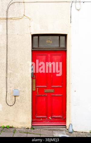 Porta rossa con cavi telefonici Foto Stock