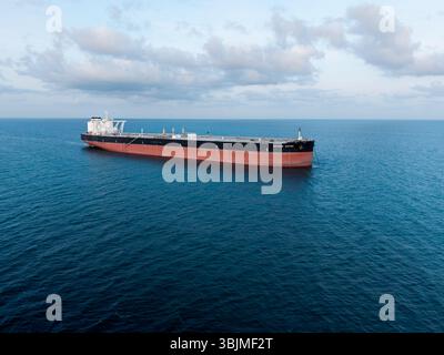 HIGH SEA, UK - 2 GIUGNO 2025. Vista aerea sopra la nave petroliera Astro Crude Oil Tanker registrata a Panama in alto mare che trasporta petrolio e benzina Foto Stock