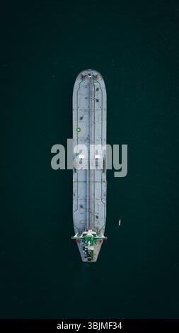 Vista aerea direttamente sopra una grande nave cisterna per prodotti petroliferi in alto mare che trasporta petrolio e prodotti petroliferi in tutto il mondo Foto Stock