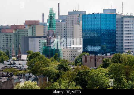 Moderno paesaggio urbano di Lodz, Polonia, con un mix di edifici per uffici in vetro e edifici residenziali l'immagine mostra una miscela di moderni edifici per uffici in vetro, r Foto Stock