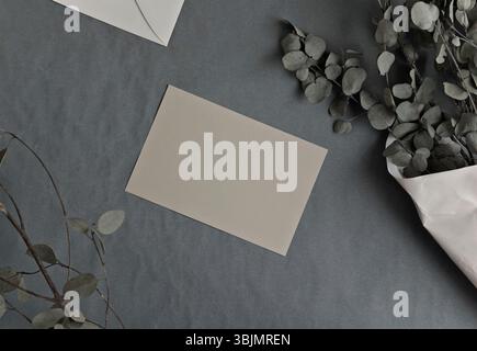 Mockup di carte foto organiche scattate a mano bouquet di ramoscelli di eucalipto con palette grigie neutre Foto Stock