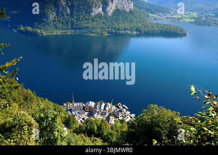 Hallstatt e il lago Hallstatt Austria con vista ad alto angolo. Vista dall'alto dello storico villaggio di Hallstatt sul lago Hallstatter nelle Alpi austriache. Foto Stock
