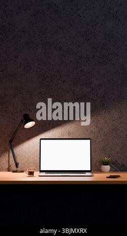 Schermo vuoto del notebook per il mockup. Area di lavoro con computer, tazza da caffè, pianta e lampada da scrivania. Formato verticale. Foto Stock