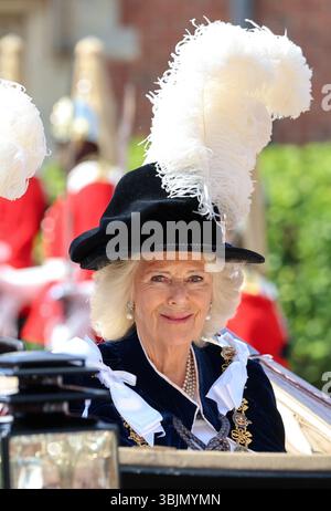 La regina Camilla lascia l'annuale Order of the Garter Service alla St George's Chapel, Castello di Windsor. Data foto: Lunedì 16 giugno 2025. Foto Stock