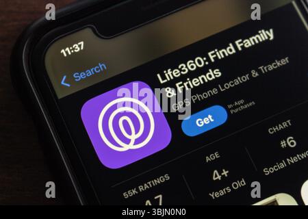 Città del Messico, MESSICO - 7 giugno 2025 : primo piano dell'elenco delle app Life360 sull'iPhone App Store. Foto Stock