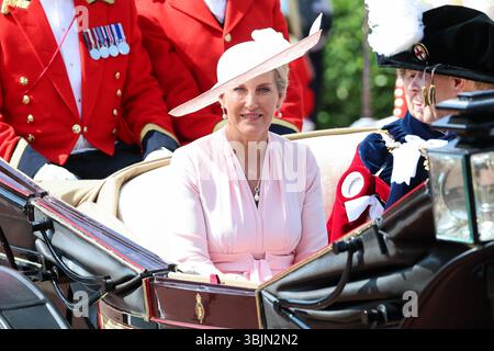 La duchessa di Edimburgo lascia l'annuale Order of the Garter Service nella St George's Chapel, Castello di Windsor. Data foto: Lunedì 16 giugno 2025. Foto Stock