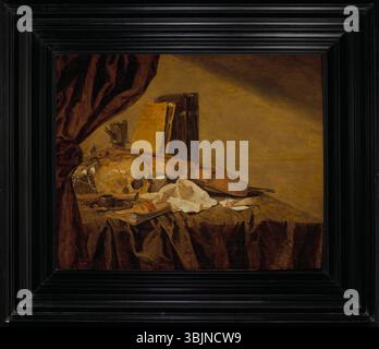La "Vanitas Still Life" del XVII secolo di Jacques de Claeuw raffigura un teschio, strumenti musicali, libri e altri oggetti che simboleggiano la natura fugace della vita. L'olio sul pannello cattura un momento di riflessione sulla mortalità. Foto Stock