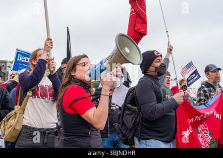 ST. PAUL, MN, USA, 14 GIUGNO 2025: Unidentified Minnesota Democratic Socialists of America al raduno No Kings al Campidoglio del Minnesota. Foto Stock