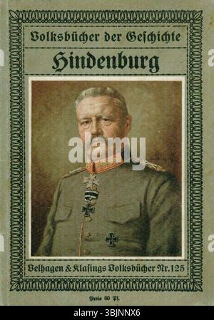 "Bildnis Paul von Hindenburg" di Curt Agthe, dipinto nel 1915, è un ritratto di Paul von Hindenburg, raffigurato come illustrazione di copertina della serie Velhagen & Klasings Volksbücher der Geschichte. Il dipinto ad olio cattura la statura e la leadership di Hindenburg. Foto Stock